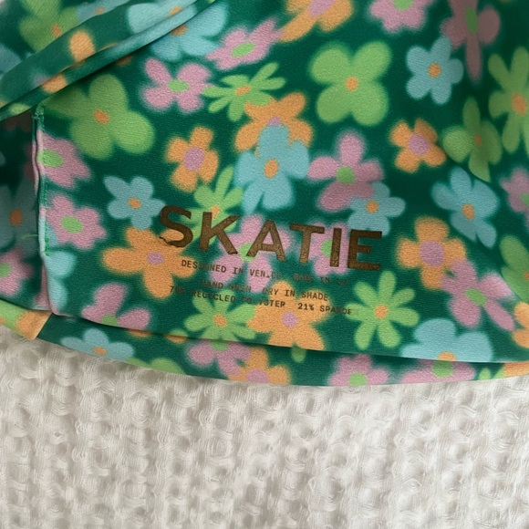 Skatie Napali Bikini Set Top size Small Bottoms size Large - Picture 6 of 9
